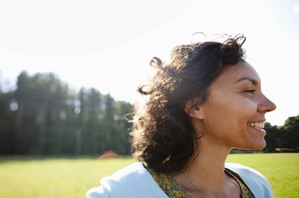 Sourire de profil, atout charme en ligne